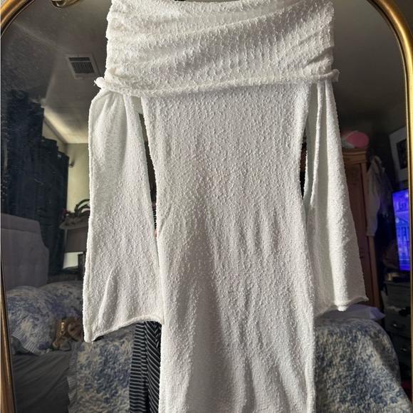 Elegant Off-Shoulder White Dress - Picture 4 of 6